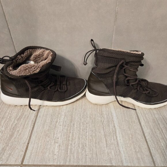 Nike Roshe Run High Lace Up Women's Sherpa Lined Brown Boots Size 9 - Picture 1 of 3